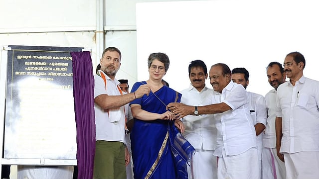ചൂരൽമല - മുണ്ടക്കൈ ദുരിതബാധിതർക്ക് പ്രഖ്യാപിച്ച വീടുകളുടെ നിർമ്മാണം ഇഴയുന്നു; കോൺഗ്രസിനും ലീഗിനും വിമർശനം
