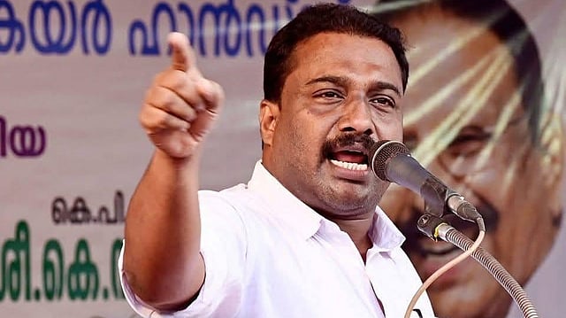 കോൺഗ്രസ് നേതാവ് ബിആർഎം ഷെഫീറിന്റെ ഭാര്യയ്ക്ക് സീമാറ്റിൽ കരാർ നിയമനം; അപേക്ഷ ക്ഷണിച്ചില്ലെന്ന് പരാതി; ഡിവൈഎഫ്ഐ ഉപരോധം