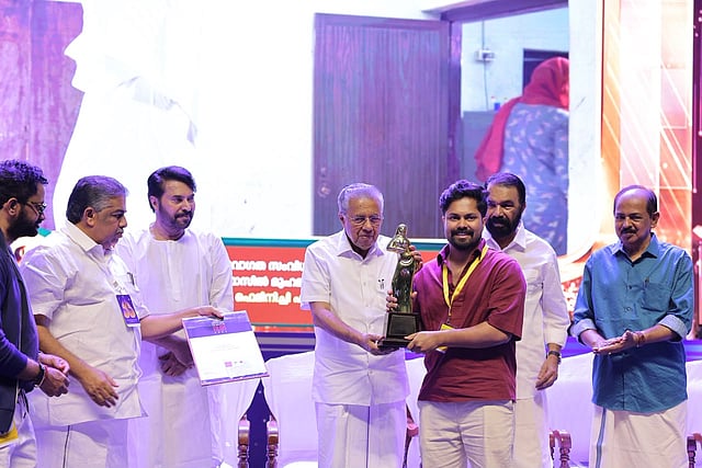 ഫാസില് മുഹമ്മദ് സംസ്ഥാന പുരസ്കാരം സ്വീകരിച്ച ശേഷം