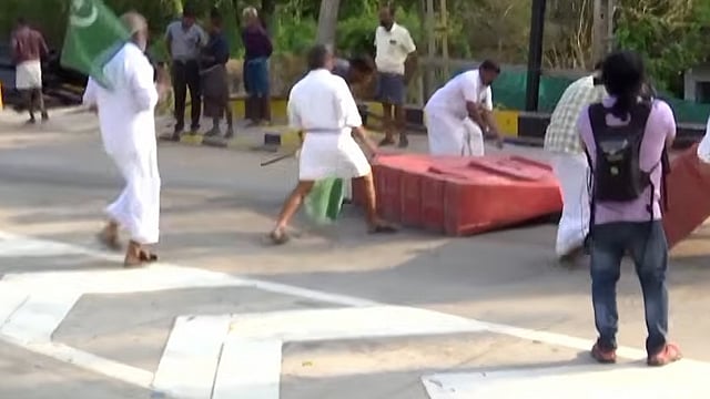 പിരിവ് തുടങ്ങി, നാട്ടിക ടോൾ പ്ലാസയിൽ യുഡിഎഫ് ഉപരോധം; പൊലീസുമായി ഉന്തും തള്ളും