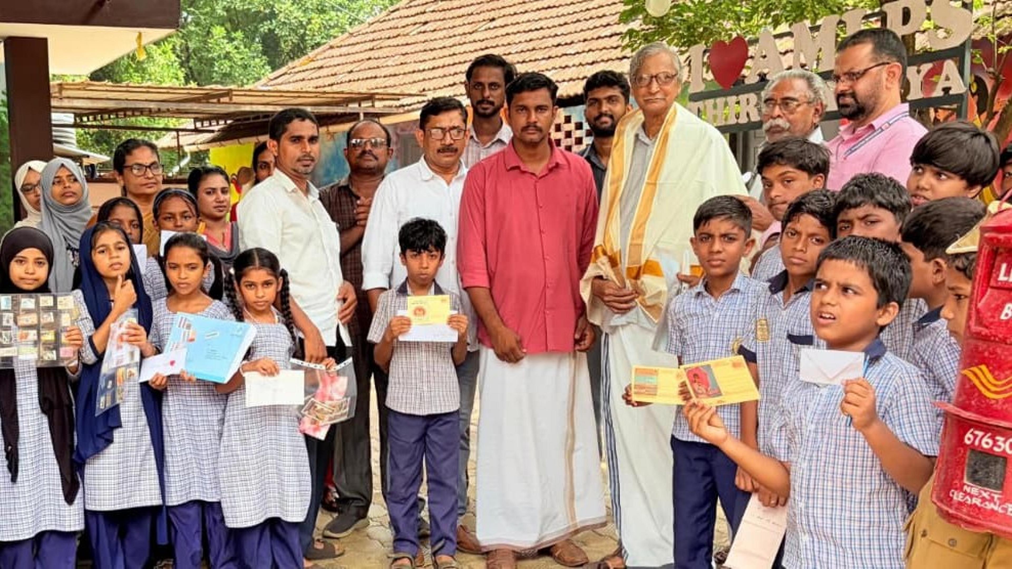 ലോക തപാൽ ദിനം: മൂന്നരപ്പതിറ്റാണ്ട് കമ്പിത്തപാലെത്തിച്ച പേരോഴി വാസുദേവനെ ആദരിച്ചു