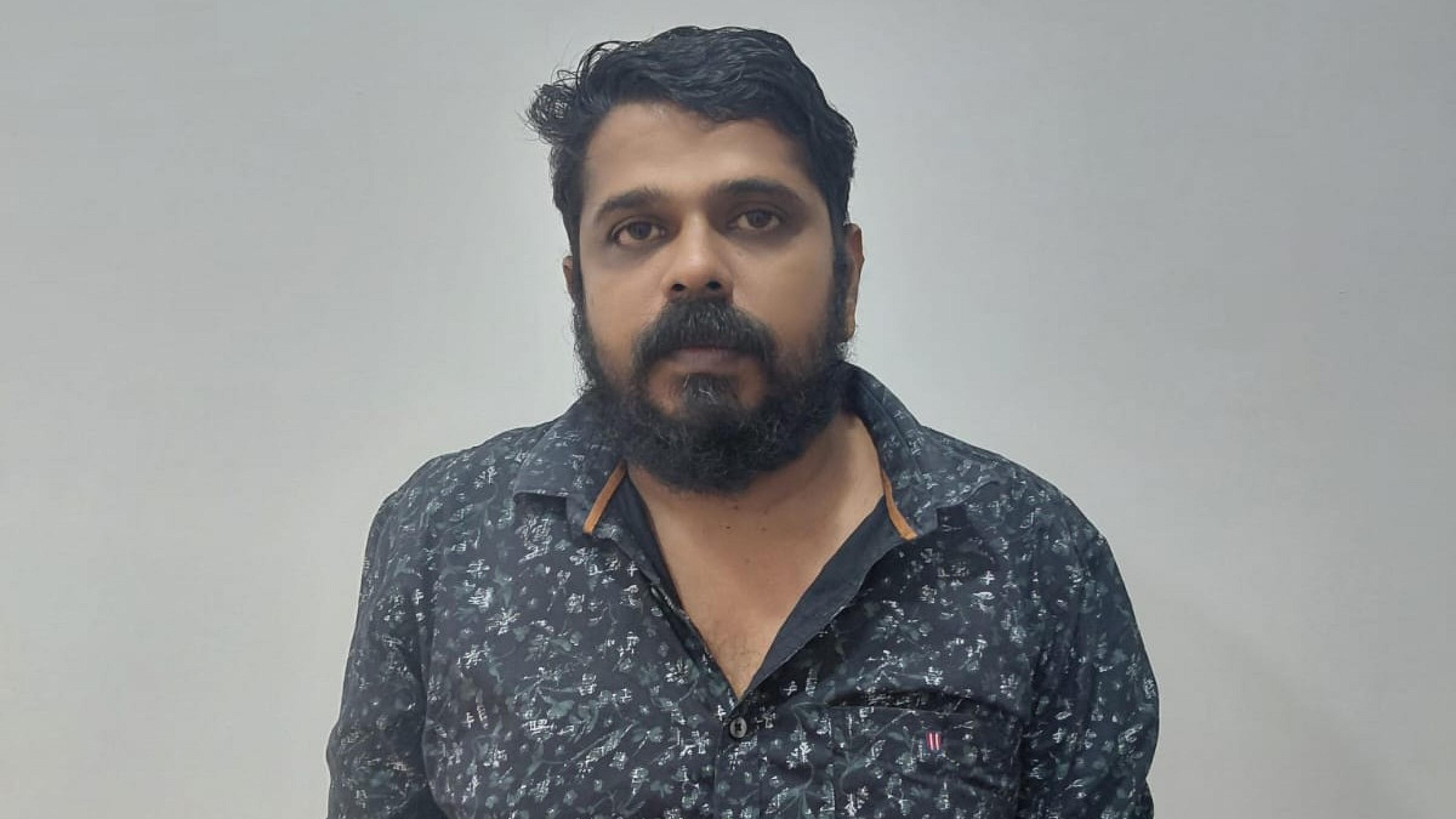 ക്ഷേത്രത്തിലെ 10 ലക്ഷത്തിന്റെ തിരുവാഭരണം അടിച്ചുമാറ്റി; പൂജാരി പിടിയിൽ