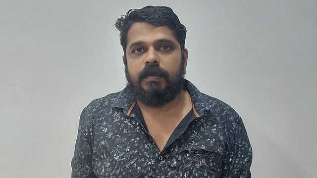 ക്ഷേത്രത്തിലെ 10 ലക്ഷത്തിന്റെ തിരുവാഭരണം അടിച്ചുമാറ്റി; പൂജാരി പിടിയിൽ