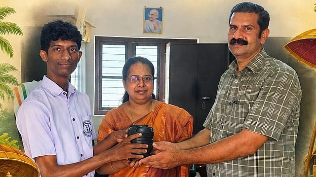 ഹുണ്ടികയിലെ ചില്ലിക്കാശ് സഹപാഠികളുടെ ഉച്ചഭക്ഷണത്തിന്; വേറിട്ട മാതൃകയുമായി ദേവനന്ദ്