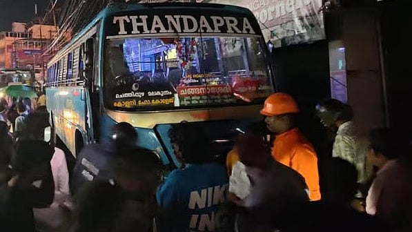 സ്വകാര്യ ബസ് ഫുട്പാത്തിലേക്ക് പാഞ്ഞുകയറി അപകടം; 5 പേര്‍ ബസിനടിയില്‍പ്പെട്ടു, രണ്ടു പേരുടെ നില ഗുരുതരം