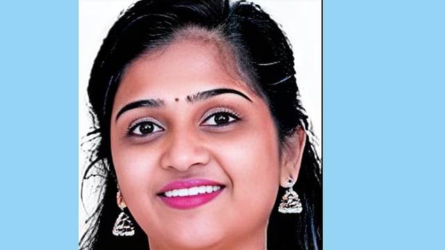കാറിന് പിന്നില് ഇടിച്ച് ബൈക്കില് നിന്ന് താഴെ വീണു; യുവതി ലോറിയിടിച്ച് മരിച്ചു