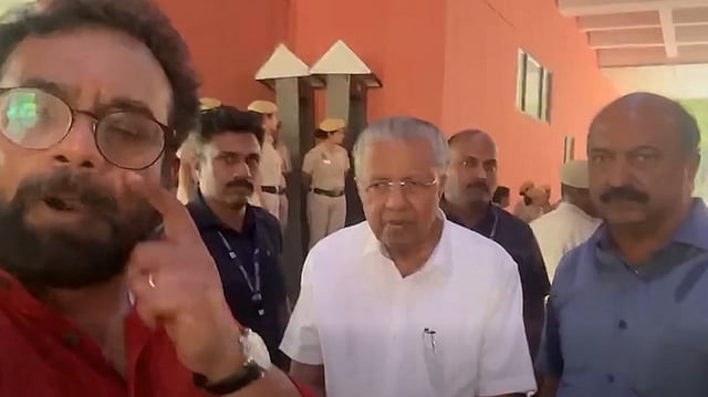 'ഞങ്ങള്‍ മൂന്നു പേരല്ലേ ഉള്ളൂ, പിന്നെന്താ പ്രശ്നം?'; ഡല്‍ഹി പൊലീസുമായി തര്‍ക്കിച്ച് ജോണ്‍ ബ്രിട്ടാസ് - വിഡിയോ 