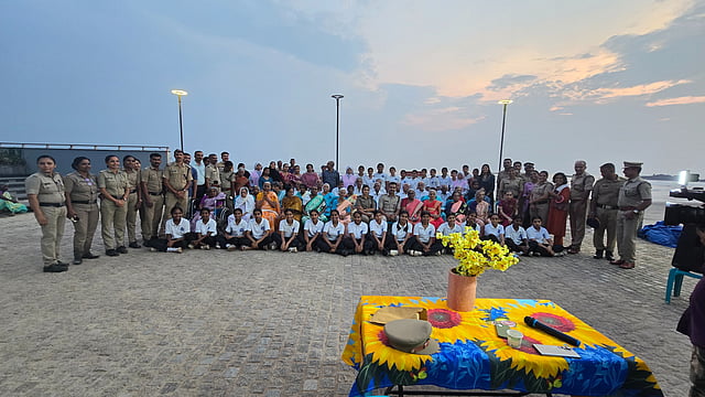 വയോധികർക്ക് സാന്ത്വനമായി ജനമൈത്രി പൊലീസിന്റെ 'പ്രശാന്തി': മുഴപ്പിലങ്ങാട് ബീച്ചിലേക്ക് സ്നേഹയാത്രയൊരുക്കി