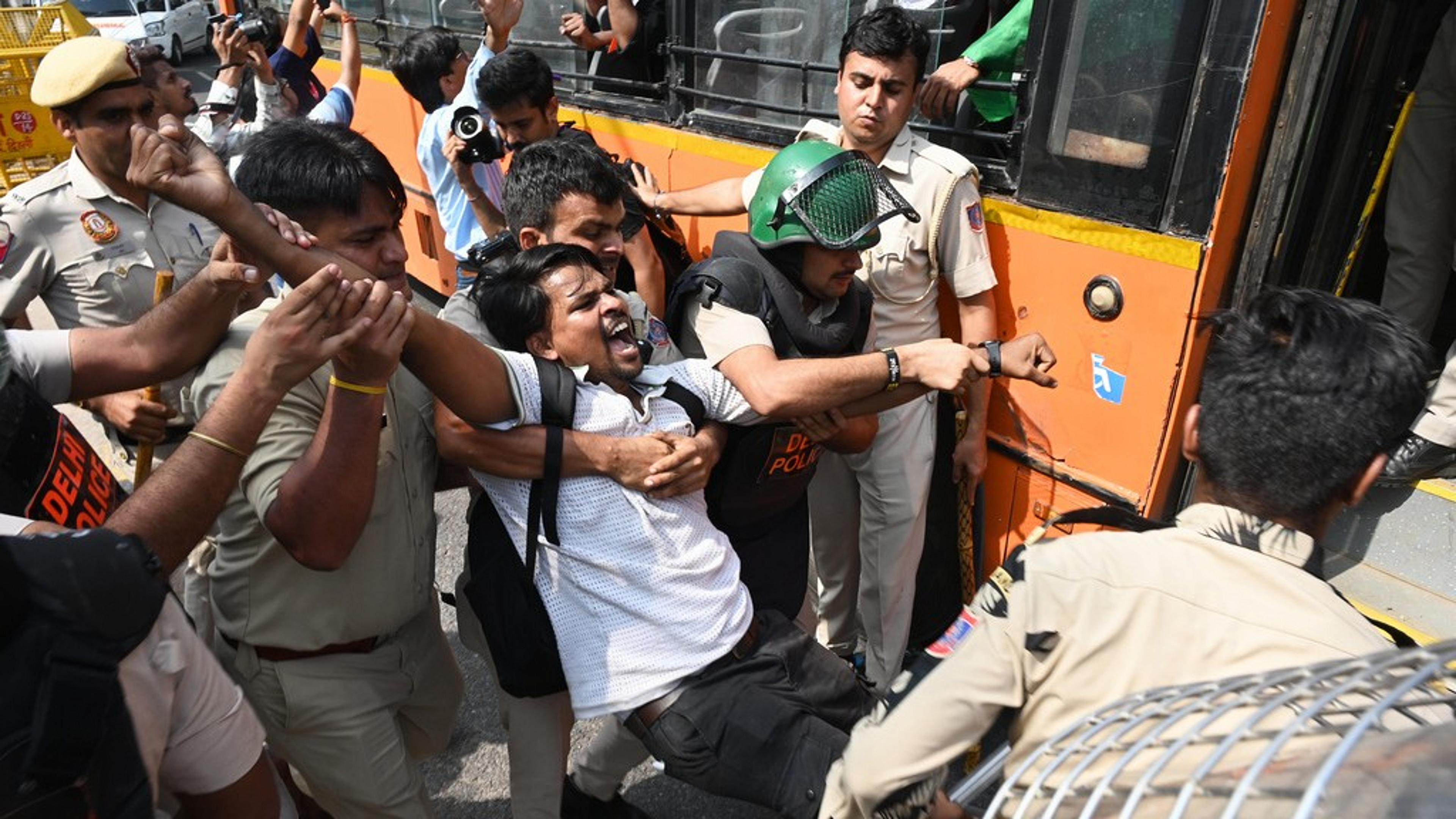 സിജെപി പ്രതിഷേധം: നിയന്ത്രണങ്ങള്, കരുതല് തടങ്കല്; സുപ്രീംകോടതിയില് ഇന്ന് പ്രത്യേക സിറ്റിങ്