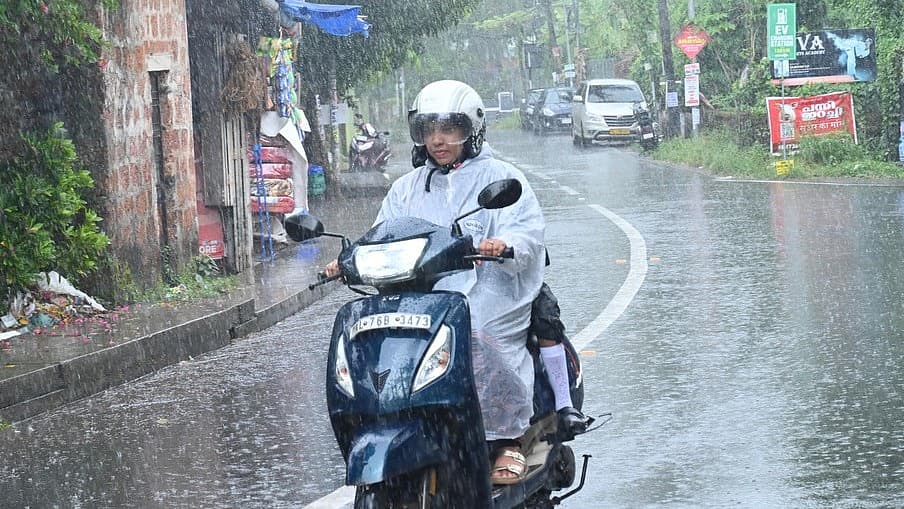 ഇരട്ട ചക്രവാതച്ചുഴി, മറ്റന്നാള്‍ ന്യൂനമര്‍ദ്ദം; ബുധനാഴ്ച വരെ ഇടിമിന്നലോട് കൂടിയ മഴ, ശക്തമായ കാറ്റ് 