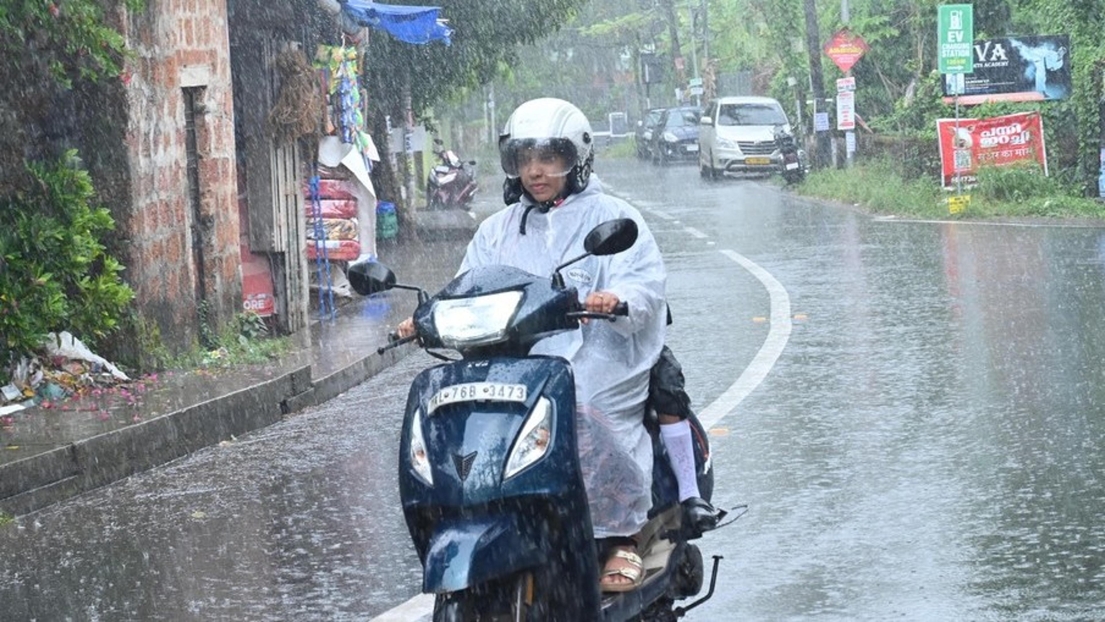 ഇരട്ട ചക്രവാതച്ചുഴി, മറ്റന്നാള് ന്യൂനമര്ദ്ദം; ബുധനാഴ്ച വരെ ഇടിമിന്നലോട് കൂടിയ മഴ, ശക്തമായ കാറ്റ്