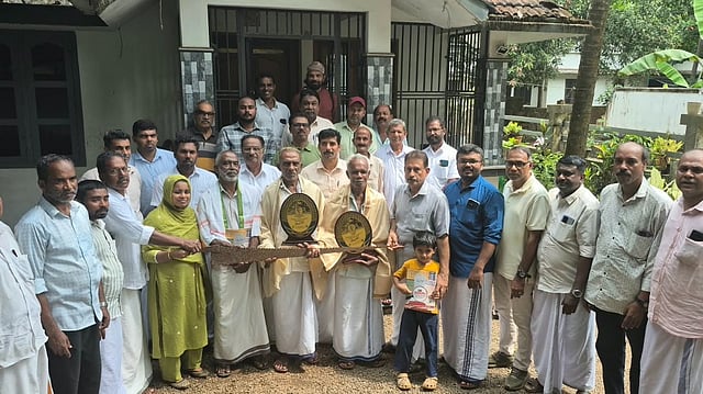 ഒരു വാളിന്റെ രണ്ടറ്റം പിടിച്ചവർക്ക് സ്നേഹാദരം; പരമ്പരാഗത ഈർച്ചത്തൊഴിലാളികളെ ആദരിച്ച് തിരുന്നാവായ