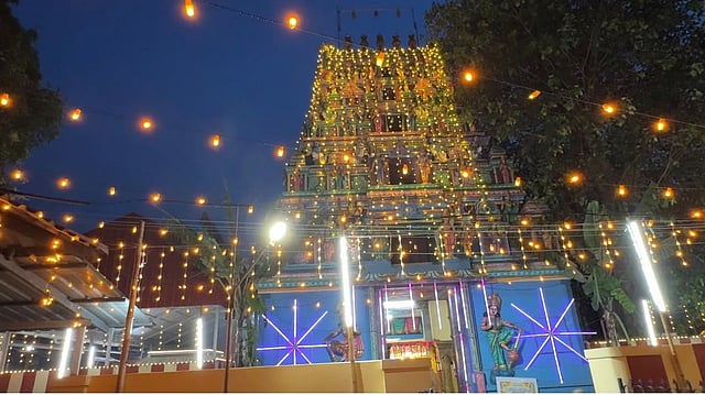 പ്രതിഷ്ഠയേത് കൊലുവേത് എന്ന സംശയം; മേലാമുറി പെരിയ മാരിയമ്മൻ ക്ഷേത്രത്തിൽ വിസ്മയമൊരുക്കി പടുകൂറ്റൻ ബൊമ്മക്കൊലു
