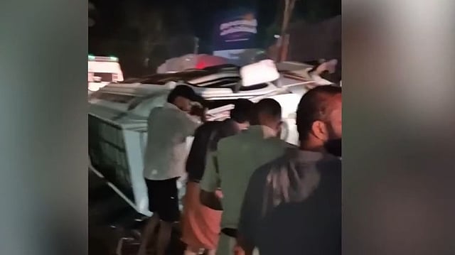 വയനാട്ടില്‍ ട്രാവലര്‍ തലകീഴായി മറിഞ്ഞ് രണ്ട് വിദ്യാര്‍ത്ഥികള്‍ മരിച്ചു; അപകടത്തില്‍പ്പെട്ടത് വിനോദയാത്ര കഴിഞ്ഞ് മടങ്ങുന്ന സംഘം
