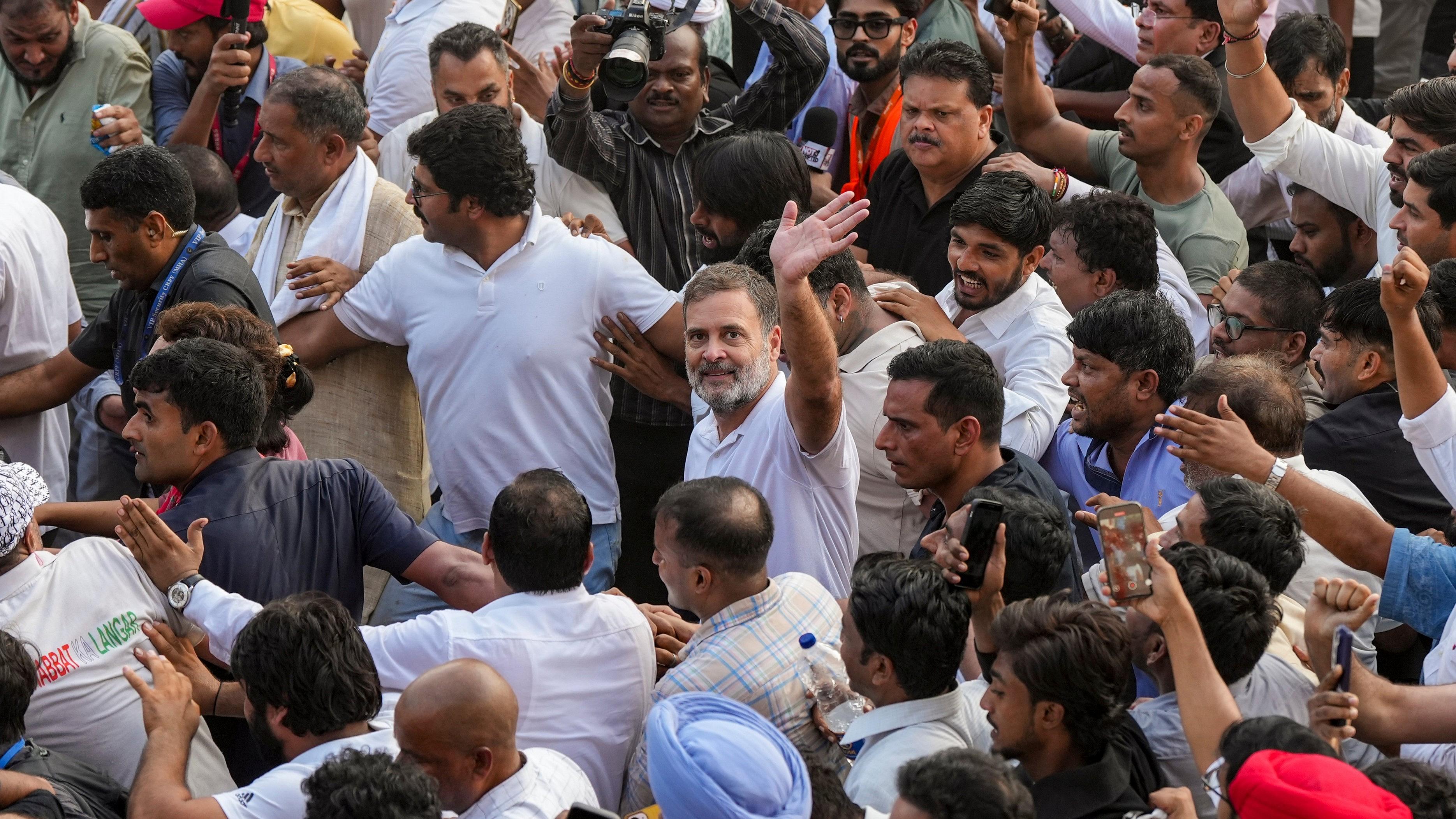 ജനക്കൂട്ടം നിയന്ത്രണാതീതം, പിന്‍വാങ്ങണമെന്ന് പൊലീസ്; പ്രതിഷേധ മാര്‍ച്ച് സുപ്രീം കോടതിക്ക് സമീപം; സംഘര്‍ഷഭരിതം