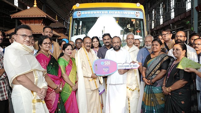 ഗുരുവായൂർ ക്ഷേത്രത്തിൽ വഴിപാടായി എസ്ബിഐ വക മിനിബസ്