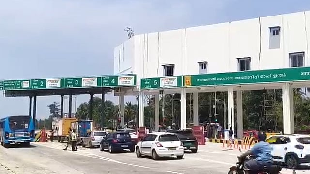 നാട്ടികയിൽ ടോൾ പിരിവ് പുനരാരംഭിച്ചു; കളക്ടറേറ്റിന് മുന്നിൽ കുത്തിയിരിപ്പ് സമരം
