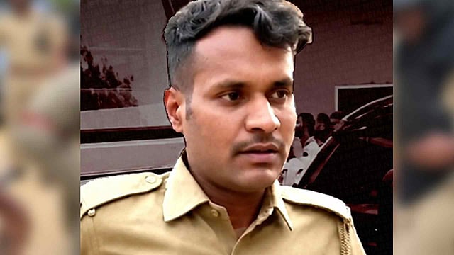 എസ്എഫ്ഐ സമരത്തിനിടെ ഇടിവള ഉപയോഗിച്ച് മർദനം; പൊലീസുകാരൻ മദ്യപിച്ചതായി സ്ഥിരീകരണം, സസ്പെൻഷൻ