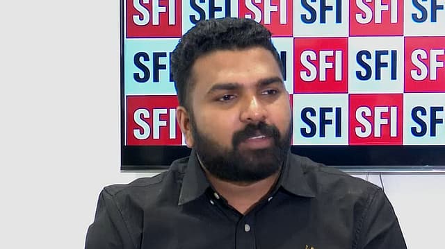 ആഭ്യന്തര വകുപ്പിനെ നയിക്കുന്നത് അടൂരിലെ പാർട്ടി അംഗത്വമില്ലാത്ത ആഭ്യന്തര മന്ത്രി; എസ്എഫ്ഐ
