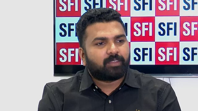 ആഭ്യന്തര വകുപ്പിനെ നയിക്കുന്നത് അടൂരിലെ പാർട്ടി അംഗത്വമില്ലാത്ത ആഭ്യന്തര മന്ത്രി; എസ്എഫ്ഐ
