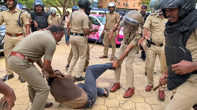 എസ്എഫ്ഐ സമരത്തിനിടെ ഇടിവള ഉപയോഗിച്ച് മർദനം; പൊലീസുകാരൻ മദ്യപിച്ചതായി സ്ഥിരീകരണം, സസ്പെൻഷൻ