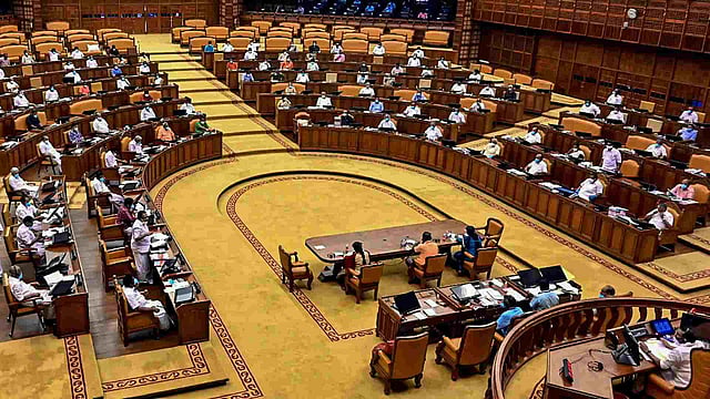 തിരുവഞ്ചൂര് മാത്രമല്ല, മറ്റു ചിലരും സഭയിലേക്ക് ഗ്രനേഡുകള് കൊണ്ടുവന്നിട്ടുണ്ട്