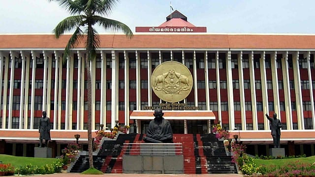ബിയര്‍ കുപ്പി, കഞ്ചാവ്, ഗ്രനേഡ് ഷെല്‍...; നിയമസഭയ്ക്കുള്ളില്‍ നിരോധിത വസ്തുക്കള്‍ എത്തിയത് പലതവണ!