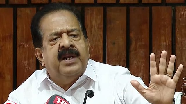 'എങ്ങനെയാണ് പ്രവര്‍ത്തിക്കേണ്ടതെന്ന് സര്‍ക്കാരിന് അറിയാം, രാഷ്ട്രീയ പ്രതികാരം തീര്‍ക്കാനില്ല'; CMRL കേസില്‍ മാത്യു കുഴല്‍നാടനെ തള്ളി ചെന്നിത്തല