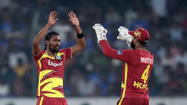 ഹോപ്പിന്റെ സെഞ്ച്വറിക്ക് പിന്നാലെ കീമോ പോളിന്റെ അഞ്ച് വിക്കറ്റ് പ്രകടനം; ഇന്ത്യയെ വീഴ്ത്തി പരമ്പരയില് ഒപ്പമെത്തി വിന്ഡീസ്
