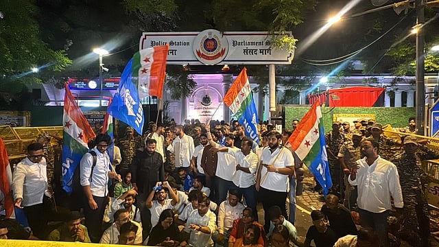 പാര്‍ലമെന്റ് സ്ട്രീറ്റ് പൊലീസ് സ്റ്റേഷന് മുന്നില്‍ രാത്രി NSUI പ്രതിഷേധം; ആതിര, ജെബിമേത്തര്‍ അടക്കം കസ്റ്റഡിയില്‍