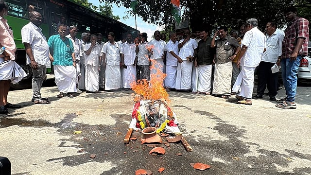 ഗ്യാനേഷ് കുമാറിന്റെ പ്രതീകാത്മക ശവമഞ്ചവുമായി കോൺഗ്രസ് പ്രതിഷേധം; ചിതാഭസ്മം മൂത്രപ്പുരയിൽ നിമജ്ജനം ചെയ്തു