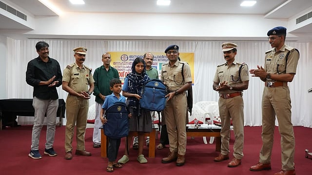 അതിഥി തൊഴിലാളികളുടെ മക്കൾക്ക് പഠനത്താങ്ങ്; സ്കൂൾ ബാഗുകൾ വിതരണം ചെയ്ത് കണ്ണൂർ സിറ്റി ജനമൈത്രി പൊലീസ്