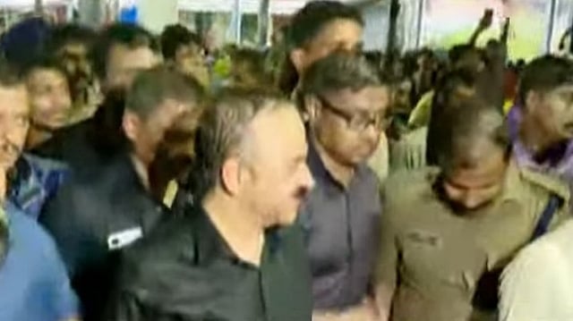 തുലാമാസ പൂജ: ശബരിമല നട തുറന്നു, വന്‍ഭക്തജനത്തിരക്ക്, മുഖ്യമന്ത്രി സന്നിധാനത്ത് 
