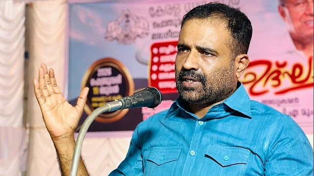 'പഴയതൊക്കെ മറക്കണോ?; ബാക്കി പിന്നെ'; പിണറായി അനുകൂല നിലപാടിനെതിരെ സിആര് മഹേഷ്
