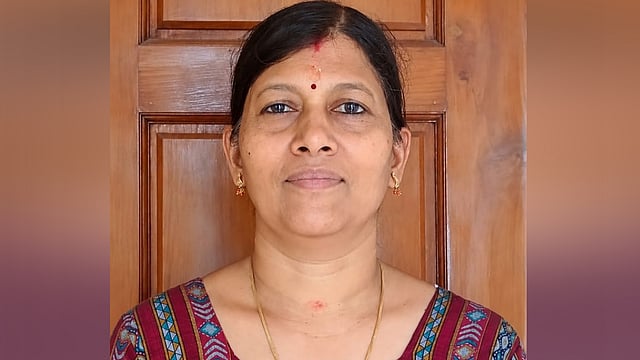 സ്കൂട്ടർ മറിഞ്ഞു; തെറിച്ചു വീണത് ട്രാക്ടറിന് അടിയിൽ; അധ്യാപികയ്ക്ക് ദാരുണാന്ത്യം