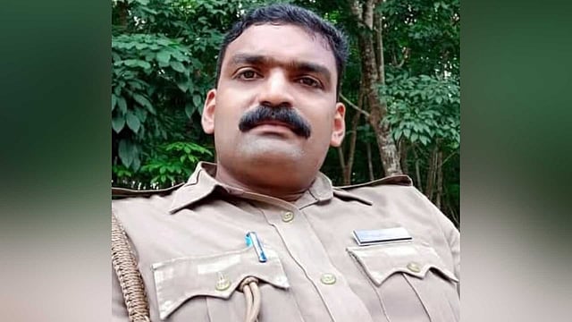 കൊടുംകുറ്റവാളികളുമായി വഴിവിട്ട ബന്ധം; പൊലീസ് ഉദ്യോഗസ്ഥനെ സര്‍വീസില്‍ നിന്ന് പിരിച്ചുവിട്ടു