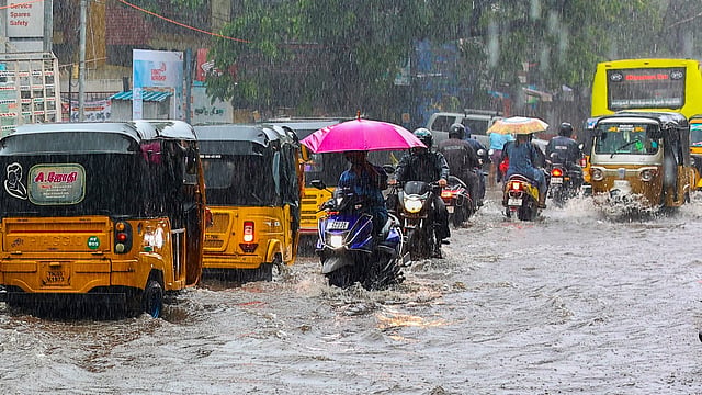 ചെന്നൈയില് കനത്ത മഴ; ഒറ്റ മണിക്കൂറില് 100 മില്ലിമീറ്ററിന് മുകളില് മഴ, വിമാനസര്വീസുകള് തടസപ്പെട്ടു