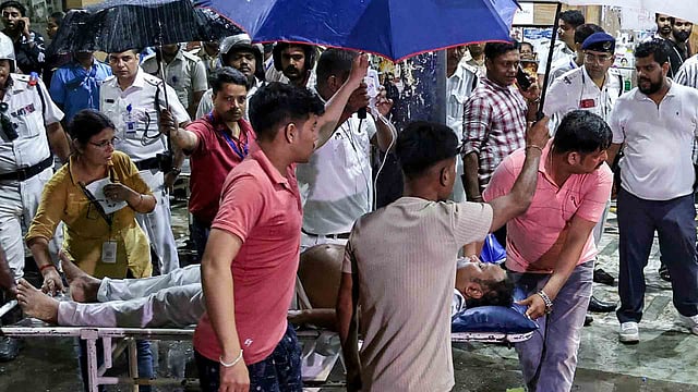 കൊല്‍ക്കത്ത ദുര്‍ഗാപൂജ ദുരന്തം: മരണം 19 ആയി; നിരവധി പേര്‍ക്ക് പരിക്ക്; സംഘാടകര്‍ കസ്റ്റഡിയില്‍