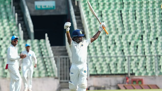 സച്ചിൻ ബേബിക്ക് സെഞ്ച്വറി, ക്രീസിൽ അസ്ഹറുദ്ദീൻ! പൊരുതിക്കയറി കേരളം