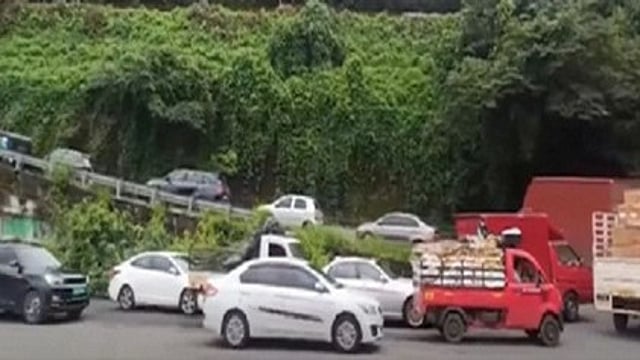 പൂജാ അവധിത്തിരക്കിൽ വീർപ്പുമുട്ടി താമരശ്ശേരി ചുരം; മണിക്കൂറുകളോളം കുടുങ്ങി യാത്രക്കാർ