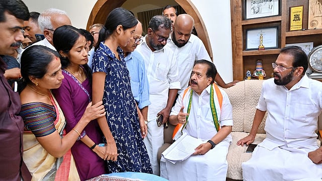 ചെന്നിത്തല സുധാകരൻറെ മക്കളെ കാണുന്നു