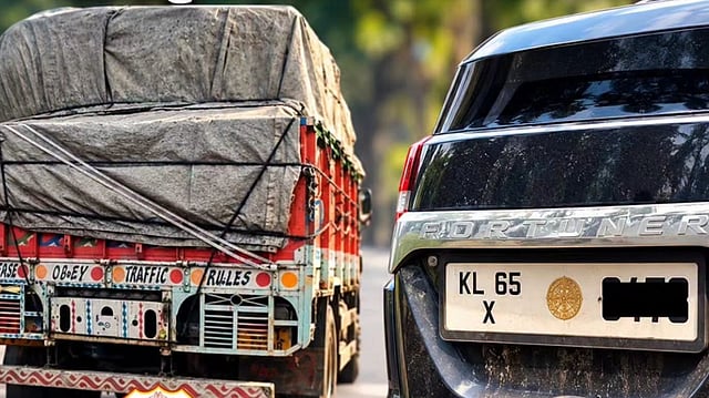 നമ്പർ പ്ലേറ്റിലെ ചിത്രപ്പണിക്ക് പിടിവീഴും, 5000 രൂപ വരെ പിഴ; ഈ 14 എണ്ണം നിയമവിരുദ്ധം, ചട്ട ലംഘനങ്ങൾ പങ്കുവെച്ച് എംവിഡി