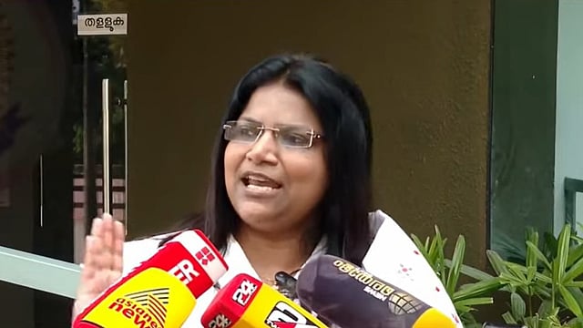'അടൂര്‍ പ്രകാശിന് പിന്നില്‍ ആരെങ്കിലും ഉണ്ടെന്ന് തോന്നുന്നില്ല, വ്യക്തിത്വത്തെ ചോദ്യം ചെയ്യരുത്'; മുരളീധരനെതിരെ ജെബി മേത്തര്‍