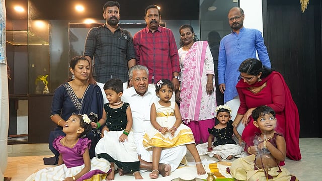 'അസത്യത്തിന്റെ ചീട്ടുകൊട്ടാരം സത്യത്തിന്റെ പടവാളേന്തി തകര്‍ത്തു; വിജയദശമി ഇനി മുതല്‍ പിണറായി വിജയദശമി!'