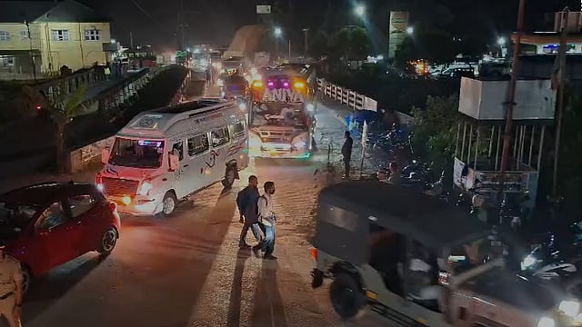 പൂജാ അവധി തിരക്കിൽ വീർപ്പുമുട്ടി മൂന്നാർ: ആംബുലൻസുകൾ പോലും കുടുങ്ങി