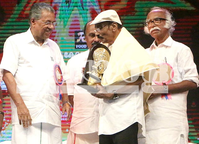 തലശ്ശേരിയില് നടന്ന സംസ്ഥാന ചലച്ചിത്ര അവാര്ഡ് സമര്പ്പണ വേദിയില് മുഖ്യമന്ത്രി പിണറായി വിജയനില്നിന്ന് പുരസ്കാരം ഏറ്റുവാങ്ങുന്ന ഐവി ശശി/ എക്സ്പ്രസ്/ടിപി സൂരജ്