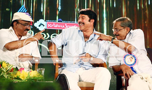 കോഴിക്കോട് ടഗോര് സെന്റിനറി ഹാളില് നടന്ന പരിപാടിക്കിടെ നര്മം പങ്കിടുന്ന ഐവി ശശിയും എംടി വാസുദേവന് നായരും മമ്മൂട്ടിയും/എക്സ്പ്രസ് ഫയല്/ടിപി സൂരജ്