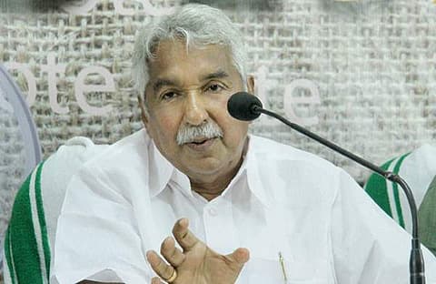 ബ്ലാക്‌മെയില്‍ ചെയ്തത് ബാലകൃഷ്ണപിള്ളയല്ലെന്ന് ഉമ്മന്‍ചാണ്ടി; ആരാണെന്ന് പിന്നീട് വെളിപ്പെടുത്തും 