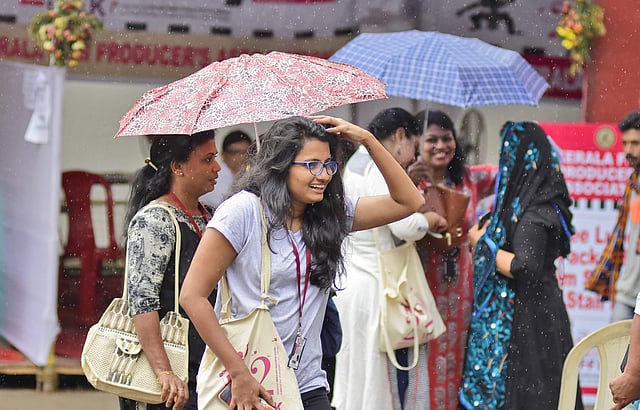 അപ്രീതീക്ഷിതമായി ചാറ്റല് മഴ എത്തിയപ്പോള് ഡെലിഗേറ്റുകളുടെപ്രതികരണം/ ബിപി ദിപു, എക്സ്പ്രസ്