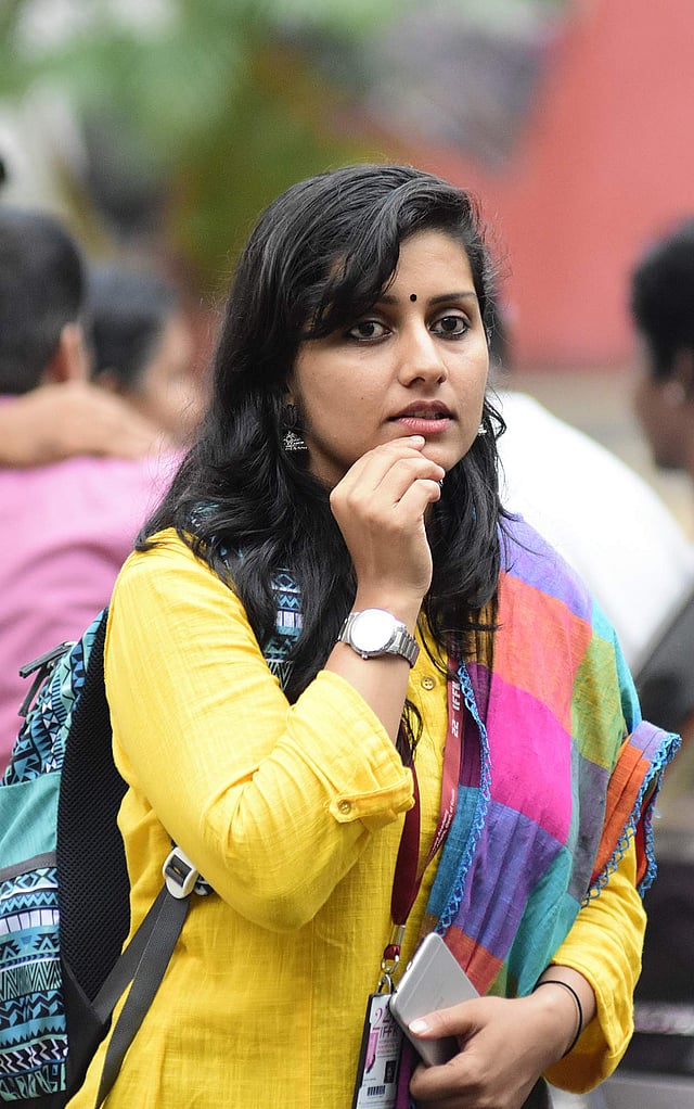 ഐഎഫ്എഫ്കെയ്ക്ക് എത്തിയ നടി സരയു മുഖ്യവേദിയായ ടഗോര് തിയറ്ററിനു മുന്നില് / ബിപി ദിപു, എക്സ്പ്രസ്